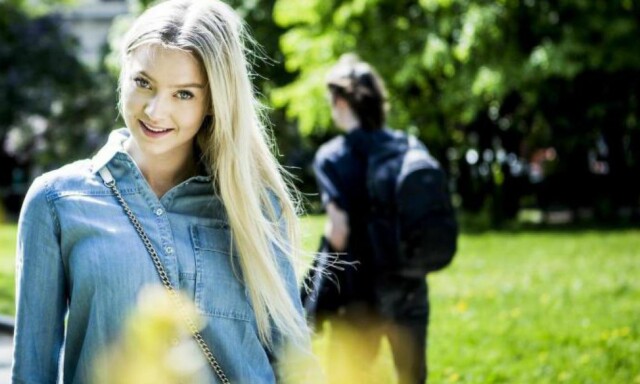 image: Billboard-toppende Astrid (18): - Jeg kan vise hud, men ikke for mye hud